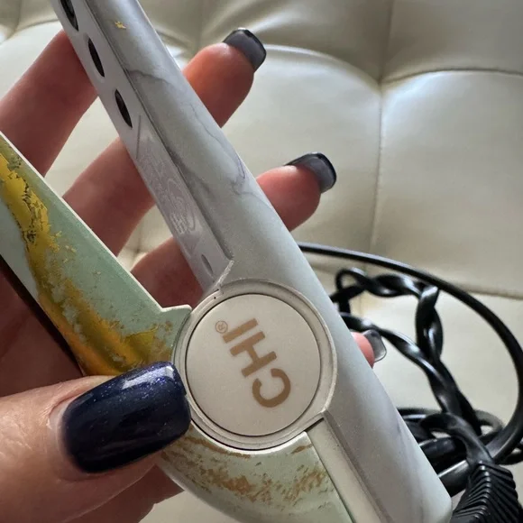 MUST GO MOVING SALE- TODAY ONLY 👱‍♀️ CHI Flat Iron straightener - Picture 3 of 8